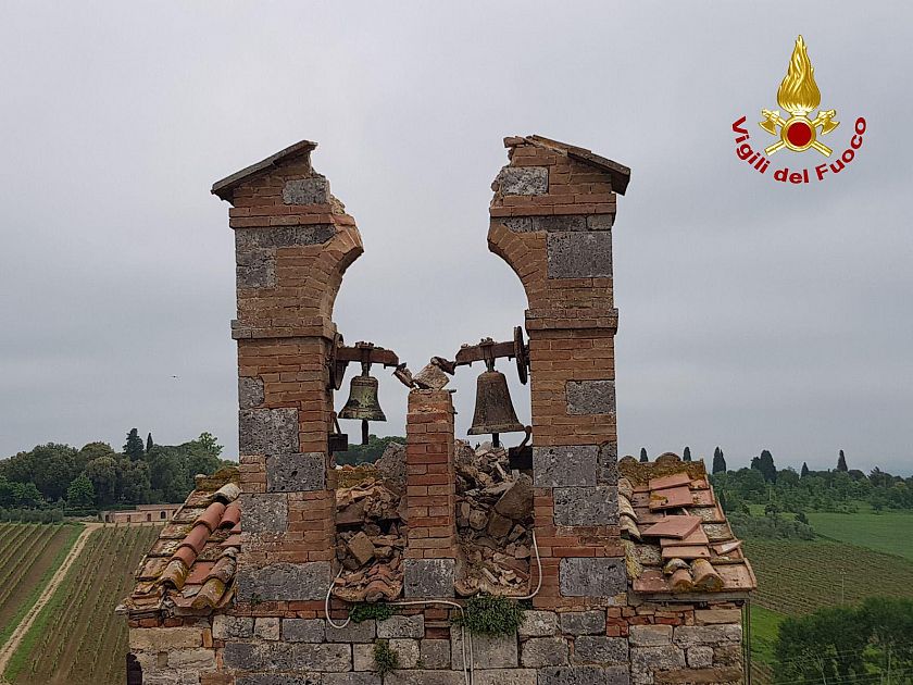 Fulmine spezza la torre campanaria della chiesa Attualità MONTERONI D