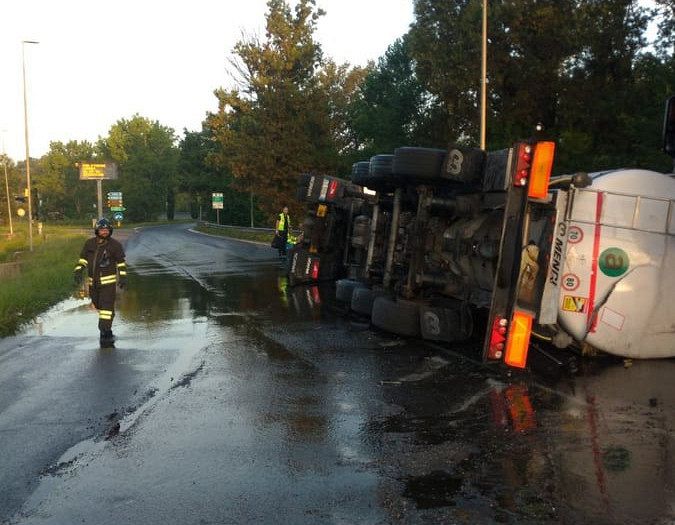 Camion Si Ribalta Nell Incidente E Sversa L Olio In Strada Cronaca