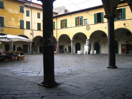 Piazza circondata per arrestare gli spacciatori - Qui News Pisa