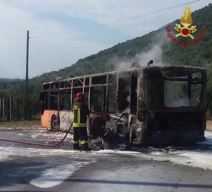 Bus in fiamme, paura a bordo - Qui News Pisa