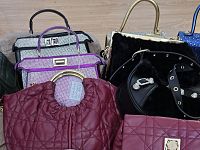 Alcune delle borse sequestrate