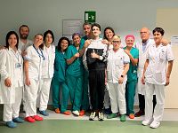 Il paziente col team di medici e infermieri che lo hanno salvato