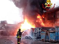 I vigili del fuoco nel luogo dell'incendio