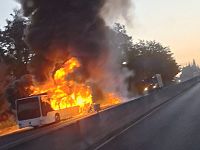 Il bus in fiamme