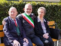 Gigliola e Bruno insieme al sindaco Lazzerini sulla panchina a loro dedicata