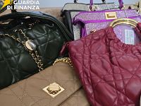 Alcune delle borse sequestrate