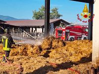 I vigili del fuoco sul luogo dell'incendio