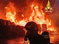 I vigili del fuoco nel luogo dell'incendio
