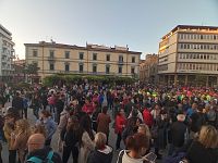 La folla in piazza Vittorio Emanuele II a Pisa