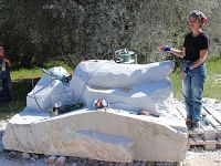 Gli scultori stanno lavorando all'interno di un oliveto in Maremma