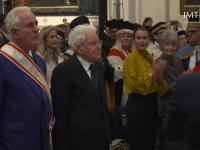 Il presidente Sergio Mattarella alla cerimonia accanto al presidente della Toscana Eugenio Giani