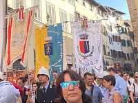 Gonfaloni al Toscana Pride 2023 di Firenze