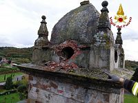 Il campanile centrato dal fulmine