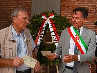 La consegna della cartolina. Da sinistra Franco Benedetti e il sindaco Michele Conti