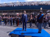 Andrea Bocelli intona l'Inno di Mameli davanti alla tribuna delle autorità