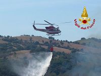 L'elicottero dei vigili del fuoco impegnato nello spegnimento del rogo