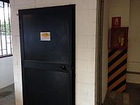 La porta metallica nel parcheggio sotterraneo aperta con la fiamma ossidrica