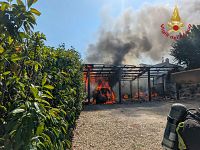 I vigili del fuoco sul luogo dell'incendio