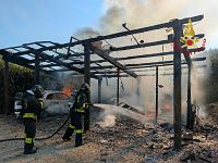 I vigili del fuoco sul luogo dell'incendio