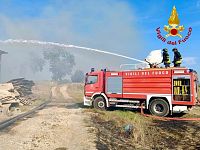 I vigili del fuoco sul luogo dell'incendio