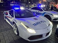 La Ferrari e la Mercedes della Polizia municipale di Istanbul - foto Blue Lama