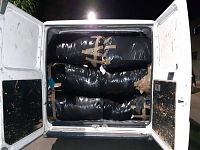 Il furgone carico di sacchi neri