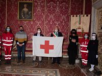 Il gruppo con la bandiera della Croce Rossa
