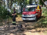 drone e vigile del fuoco