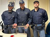 I poliziotti con la roncola usata per l'aggressione
