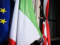 La bandiera della Regione Toscana a lutto