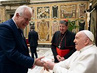 Il presidente Giani e Papa Francesco, al centro il cardinale Betori