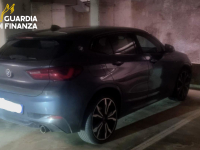 Una delle auto sequestrate