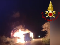 Il pullman in fiamme