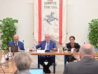 Il presidente Giani, al centro a fianco della capo di gabinetto Manetti, alla conferenza dei servizi