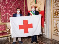 Il presidente Bocca e il sindaco Tambellini con la bandiera della Croce Rossa