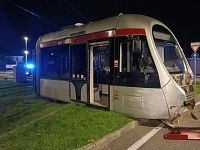 Il tram deragliato dopo l'incidente