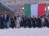 I sindaci sfilano ai Fori Imperiali a Roma