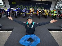 Rossi e alle sue spalle le 9 moto con cui ha vinto i mondiali