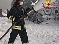I vigili del fuoco nel luogo dell'incendio