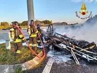 I vigili del fuoco durante l'intervento