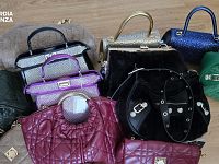Alcune delle borse sequestrate