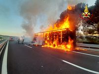 L'incendio del camion sull'A1