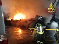I vigili del fuoco sul luogo dell'incendio