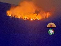 Le fiamme su Monte Alto nella notte