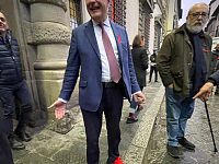 Il presidente Giani indossa scarpe rosse contro la violenza sulle donne