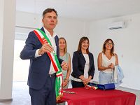 La consegna delle chiavi da parte del sindaco Conti