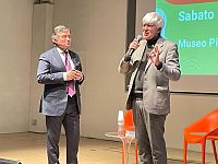Beppe Severgnini con Federico Monechi sul palco degli Eco Incontri Ecofor