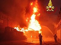 I vigili del fuoco nel luogo dell'incendio