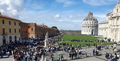 Gli studenti a Pisa in piazza dei Miracoli per il rito della lucertola