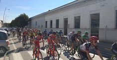 I ciclisti in viale Piaggio a Pontedera